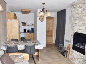 Appartement 2 Pièces avec Piscine Chauffée, Balcon, Parking et Proche Centre à Pralognan - FR-1-464-160